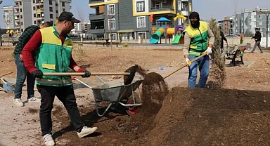 Karaköprü'de yeni parklar çimlendiriliyor