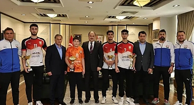 Şampiyon sporculardan Gülpınar’a armağan!
