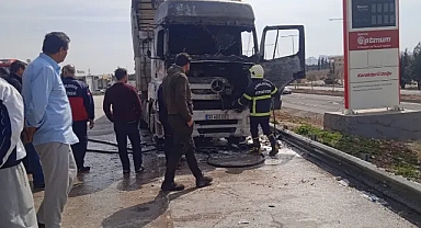 Şanlıurfa’da korku dolu anlar! Petrol istasyonuna giren TIR alev aldı!