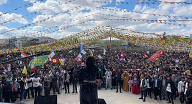 Şanlıurfa’da Newroz Coşkusu: Binlerce Kişi 11 Nisan Stadı’nda Buluştu