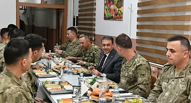 Şanlıurfa Valisi Hasan Şıldak, Mehmetçik ile birlikte iftar yaptı!