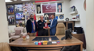 Silopi Engelliler Derneğinden Polis Memuru Sinan Baydı'ya Plaket