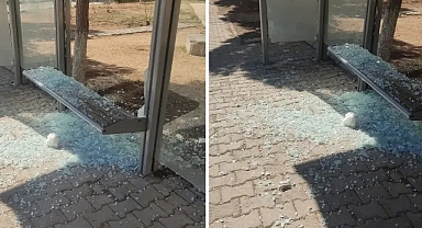 Urfa’da kimliği belirsiz kişiler durağın camını kırdı!