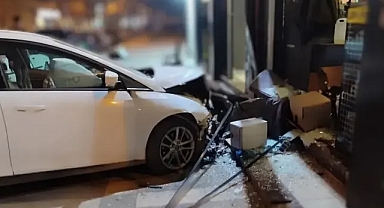 Urfa'da otomobil lokantaya daldı!