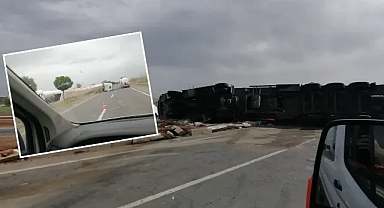 Kontrolden çıktı! Şanlıurfa’da TIR devrildi!