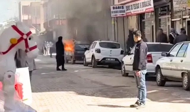 Park halindeki araç alev alev yandı!