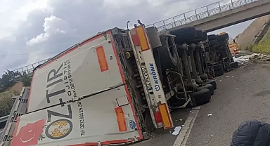 Şanlıurfa’da gişelerde TIR devrildi!