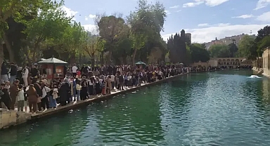 Şanlıurfa’da yoğun ziyaretçi trafiği! Esnafın yüzü güldü!