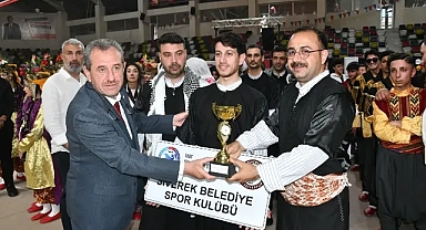 Siverek Belediyesi Halk Oyunları ekibi Kilis'ten kupayla döndü