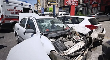 Şanlıurfa’da zincirleme kaza! Sürücü otomobil içerisinde sıkıştı!