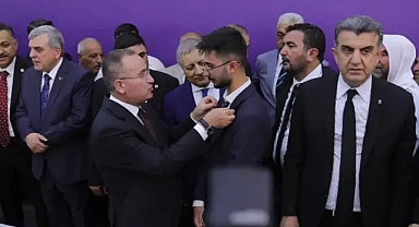 AK Parti Şanlıurfa İl Başkanlığı Bayramlaşma Programında Rozet Töreni Düzenlendi