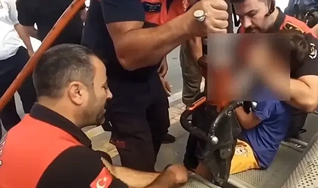 Şanlıurfa’da küçük çocuğun ayağı oturakların arasına sıkıştı!