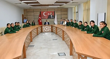 Yıldız Kız Takımından İl Millî Eğitim Müdürü Sultanoğlu’na Ziyaret
