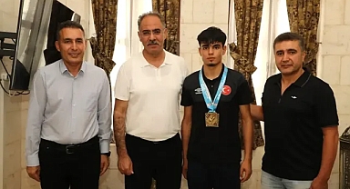 Eyyübiye Belediye Başkanı Kuş, Türkiye Şampiyonu Karateciyi tebrik etti!