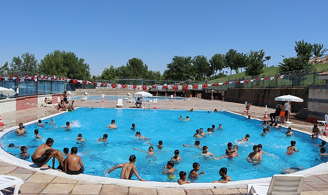 Gençler Serinliğin Tadını Yüzme Havuzlarında Çıkarıyor
