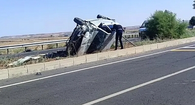 Urfa'da aşırı rüzgar nedeniyle otomobil devrildi!