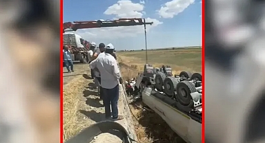 Urfa'da kamyon ters döndü!