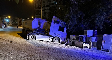 Urfa'da tır iş yerine daldı!