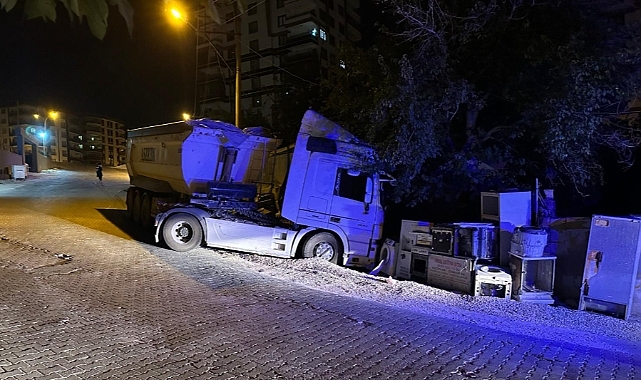 Urfa'da tır iş yerine daldı!