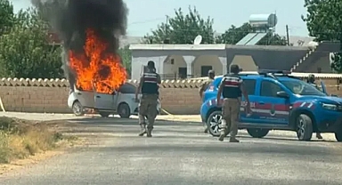 Urfa’nın ilçesinde silahlı kavga! Aracı ateşe verdiler!