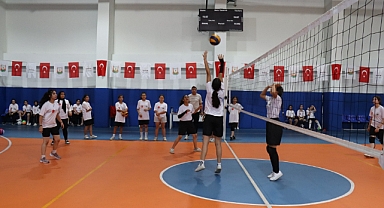 Kız Çocuklarından Voleybol Kursuna Yoğun İlgi