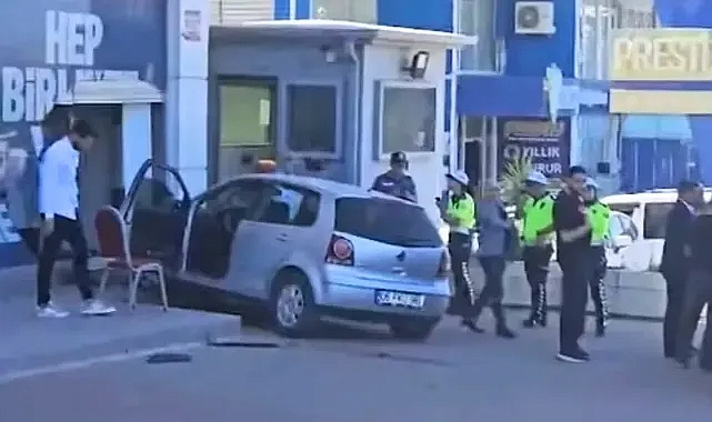 Urfa'da araç AK Parti binasına daldı!