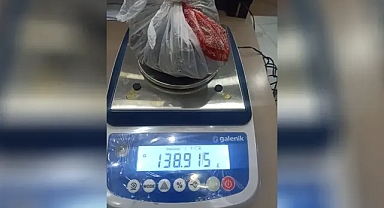 Urfa’da polisi görünce poşeti attılar! Takip sonucu yakalandılar!