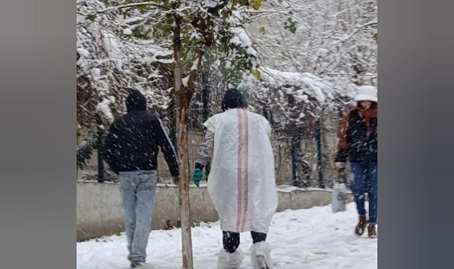 Şanlıurfa’da Un Çuvalı Yağmurluk Oldu
