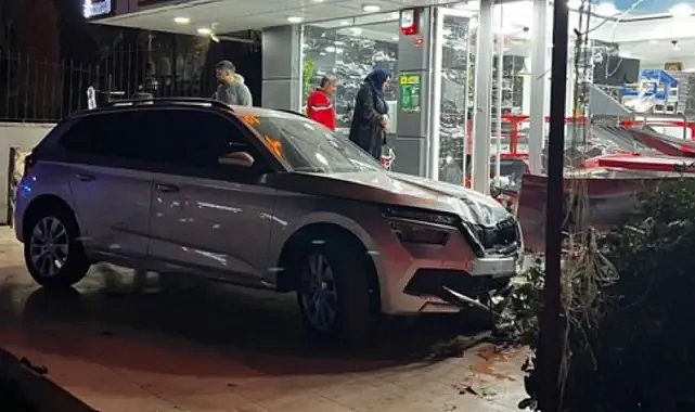 Urfa'da otomobil dükkana daldı! Yaralılar var!