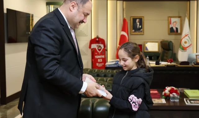 Başkan Gülpınar'dan Genç Öğrenciye Sıcak Karşılama ve Başarı Dilekleri