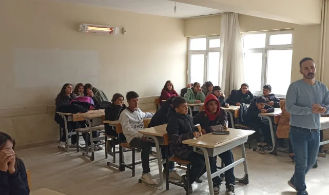 Ceylanpınar İlçe Sağlık Müdürlüğü Anadolu Lisesinde Kuduz Eğitimi Verdi