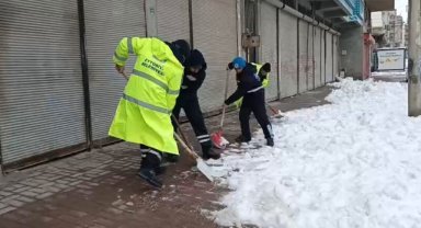 Eyyubiye Belediyesi Kar Sonrası Kaldırım Temizleme Çalışmalarını Sürdürüyor