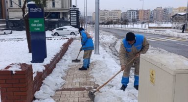 Haliliye Belediyesi Kaldırımlarda Kar Küreme Çalışmalarını Sürdürüyor