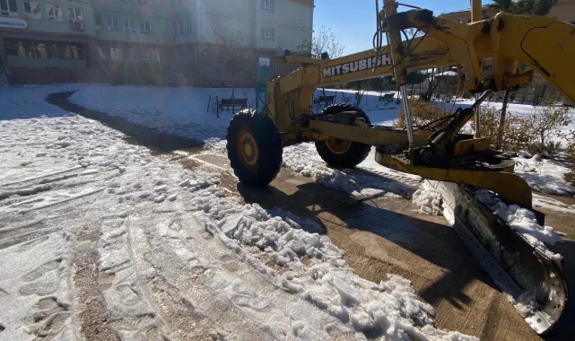 Haliliye Belediyesinden Okul Kampüslerinde Yoğun Kar Temizleme Çalışması