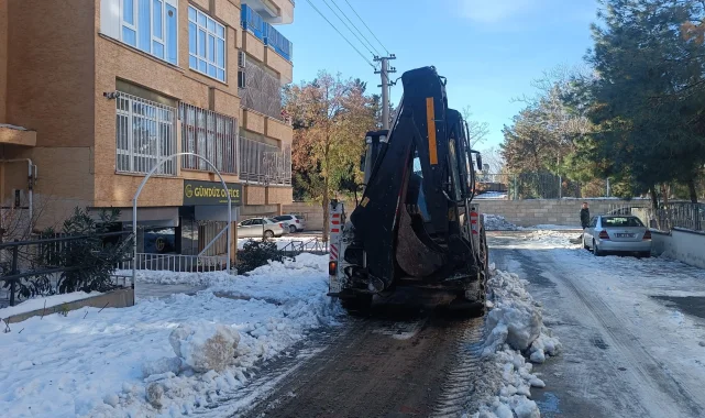 Haliliye'de Fen İşleri Ekipleri Kar Küreme ve Tuzlama Çalışmalarını Sürdürüyor
