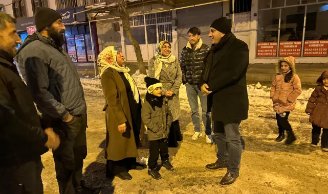 Hilvan Belediyesi Eşbaşkanı Kar Temizleme Çalışmalarını Gece Sahada İnceledi