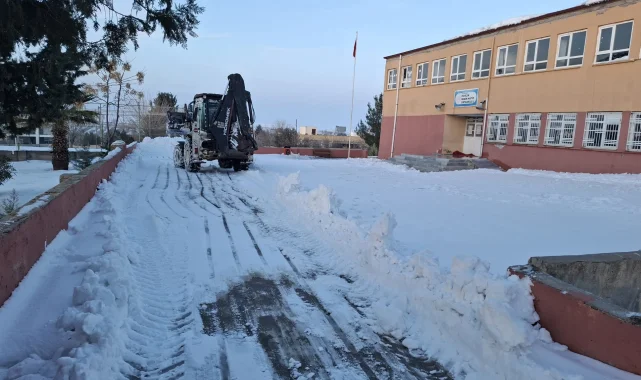 Hilvan Belediyesi Okulların Kar Temizliğini Gerçekleştirdi