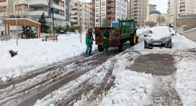Karaköprü Belediyesi Buzlanmaya Karşı Tuzlama Çalışmalarını Yoğunlaştırdı