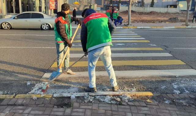 Karaköprü Belediyesi Ekipleri Buzlanmaya Karşı Yoğun Mesai Harcıyor