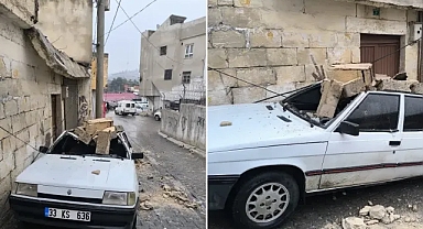 Şanlıurfa’da faciadan dönüldü! Otomobilin üstüne duvar devrildi!