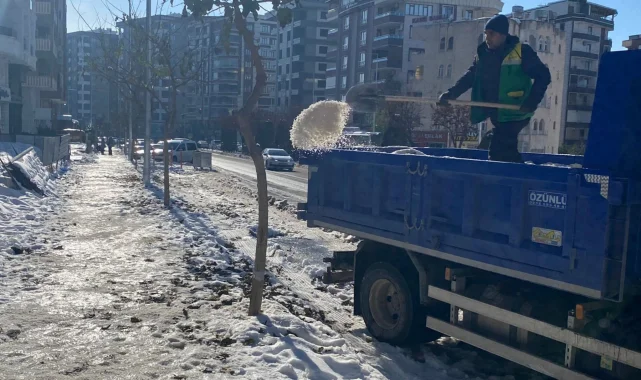 Şanlıurfa Karaköprü'de Kaldırım Temizliği ve Tuzlama Çalışmaları Sürüyor