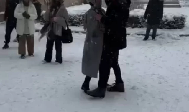 Şanlıurfa'da Kar Yağışı Altında Romantik Balıklıgöl Dansı