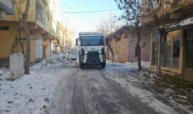Siverek Belediyesi Ekipleri Mahallelerde Tuzlama Çalışmalarını Sürdürüyor