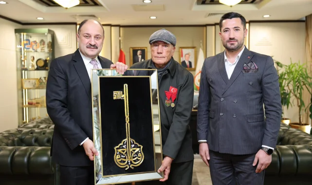 Terör Gazisi Türkyılmaz Ailesi, Başkan Gülpınar'ı Makamında Ziyaret Etti
