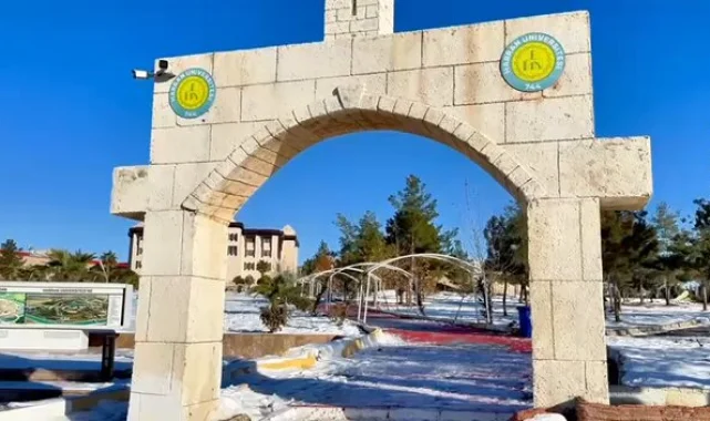 Üniversite Kampüsü Beyaz Örtüyle Kaplandı: Görüntüler Dikkat Çekti