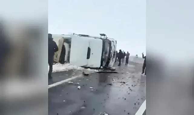 Urfa'da tır devrildi!