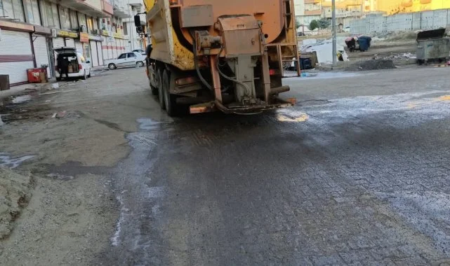 Viranşehir Belediyesi Ekipleri Buzlanmaya Karşı Tuzlama Çalışmalarını Sürdürüyor