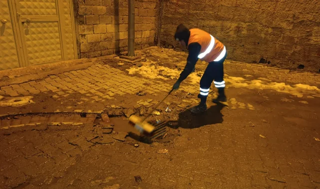 Viranşehir Belediyesi Ekipleri Su Baskınlarına Karşı Logar Temizliği Yapıyor