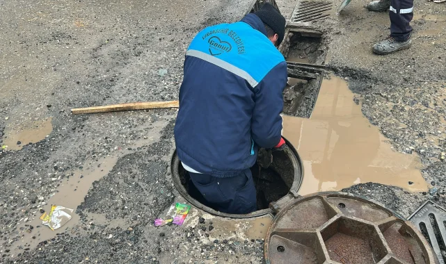 Viranşehir Belediyesi Ekipleri ŞUSKİ'ye Ait Mazgal Temizliğini Gerçekleştirdi