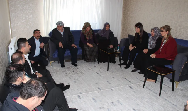 AK Parti Heyeti Depremzede Aileyi Ziyaret Etti